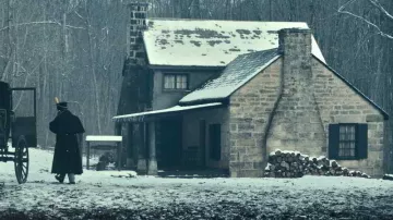 La cabane Davis Hollow du parc d’État Moraine en tant que maison d’Augustus Landor (Christian Bale) dans The Pale Blue Eye