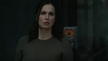 Bottega Veneta Khaki Rib Crewneck Sweater usado por el agente especial Jamie Kellett (Heida Reed) como se ve en FBI: International (S02E18)