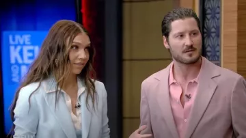 Alice + Olivia Pia Rib Wool Blend Crop Polo usado por Jenna Johnson como se ve en LIVE with Kelly and Mark el 18 de abril de 2023