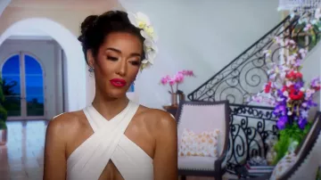 Shein Crisscross Cut Out Vest Halter Wrap Crop Top usado por Noella Bergener como se ve en The Real Housewives of Orange County (S16E07)