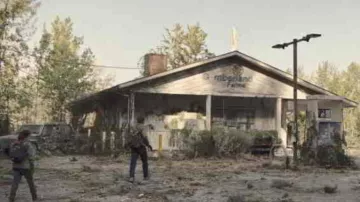 Priddis General Store in Foothills County as The Cumberland Farms abandoned gas station in The Last of Us (S01E03)