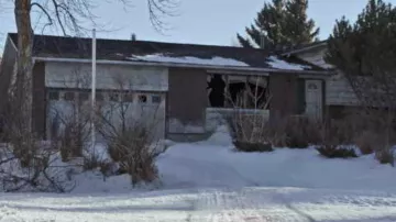 The abandoned house is located at 501 400 Suntree Place in Okotoks in The Last of Us TV show locations (S01E07)