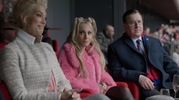 Manteau court en fausse fourrure Topshop porté par Keeley Jones (Juno Temple) vu dans Ted Lasso (S03E06)