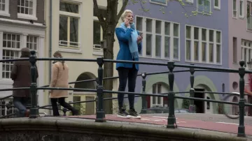 Versace Black & Khaki Monogram High Top Sneakers usadas por Rebecca Welton (Hannah Waddingham) como se ve en Ted Lasso (S03E06)