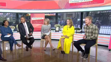 Proenza Schouler Vestido de satén mate aplastado usado por Elizabeth Olsen como se ve en Today el 19 de abril de 2023