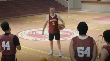 Adidas Originals Top Ten Hi usado por Dusty (Chris O'Dowd) como se ve en The Big Door Prize (S01E06)