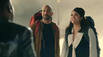 Osprey Farpoint Sac à dos porté par Josh Skinner (Keegan-Michael Key) comme on le voit dans Schmigadoon! (saison 2 épisode 4)