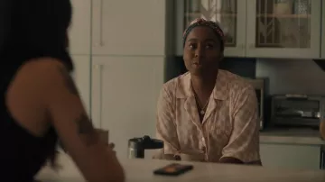 Sanctuary Short Sleeve Notch Collar Satin Checkered Print Shorty Pajama Set porté par Brit Monclair (Sasha Compère) comme on le voit dans Single Drunk Female (S02E05)