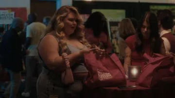 Sam Edelman Aurora Ruched Shoulder Bag Circus usado por Felicia O'Brien (Lily Mae Harrington) como se ve en Single Drunk Female (S02E06)