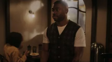 Todd Snyder Argyle Full Placket Vest porté par James (Garrick Bernard) comme on le voit dans Single Drunk Female (S02E06)