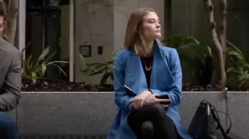 Manteau enveloppant Ted Baker porté par Lisa (Kim Matula) vu dans True Lies (S01E08)