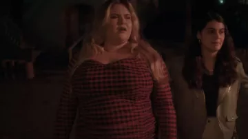 Bar III Checkered Square Neck Mesh Overlay Ruched Mini Dress usado por Felicia O'Brien (Lily Mae Harrington) como se ve en Single Drunk Female (S02E07)