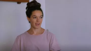 T-shirt Aritzia Lyra porté par Ally Lewber dans les règles Vanderpump (S10E11)