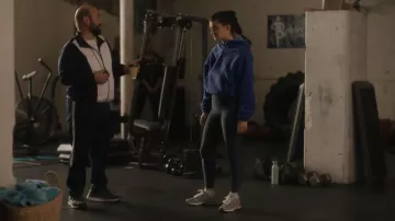 New Balance Made in USA 990v5 Core usado por Samantha Fink (Sofia Black-D'Elia) como se ve en Single Drunk Female (S02E07)