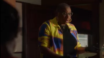 Alexander Mcqueen Camisa de manga corta con patrón abstracto usada por Henrietta 'Hen' Wilson (Aisha Hinds) como se ve en 9-1-1 (S06E14)
