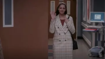 Manteau à double poitrine H&M porté par l’infirmière Kate (Kate Anthony) comme on le voit dans Grey’s Anatomy (S19E16)