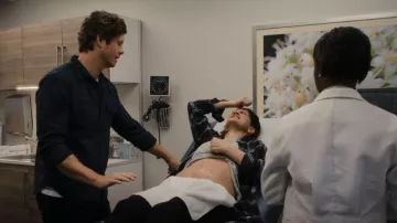 Chemise Rails Hunter portée par Vivian Kent (Anna Chlumsky) comme on le voit dans Inventing Anna (S01E01)