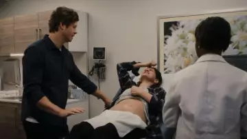 Chemise Rails Hunter portée par Vivian Kent (Anna Chlumsky) comme on le voit dans Inventing Anna (S01E01)