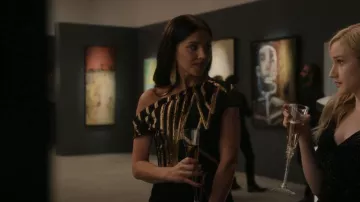 Lela Rose One-Shoulder Fil Coupe Robe métallique portée par Rachel (Katie Lowes) comme on le voit dans Inventing Anna (S01E02)