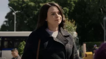 Manteau à carreaux ceinturé Vince porté par Rachel (Katie Lowes) comme on le voit dans Inventing Anna (S01E02)