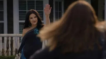 Caftan Camilla One Shoulder porté par Rachel (Katie Lowes) comme on le voit dans Inventing Anna (S01E02)