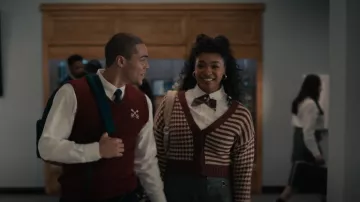 Suéter Cardigan Forever 21 Mixed Print usado por Lisa (Simone Joy Jones) como se ve en Bel-Air (S02E09)
