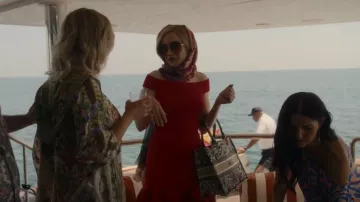 Dior Square Sun­glass­es 65mm worn by Anna Delvey (Julia Garner) as seen in Inventing Anna (S01E02)