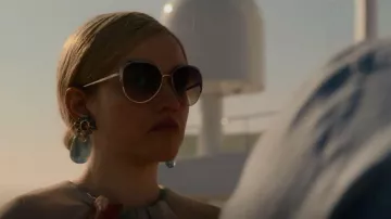 Zac Posen Is­sa Sun­glass­es worn by Anna Delvey (Julia Garner) as seen in Inventing Anna (S01E02)