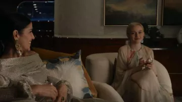 Etro Belt­ed Print­ed Silk-chif­fon Kaf­tan worn by Anna Delvey (Julia Garner) as seen in Inventing Anna (S01E02)