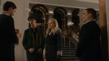 Badgley Mischka Im­i­ta­tion Pearl Coat­dress worn by Anna Delvey (Julia Garner) as seen in Inventing Anna (S01E02)