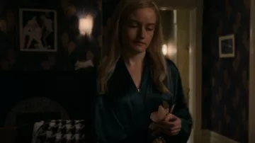 Kim+ono Charmeuse Ki­mono worn by Anna Delvey (Julia Garner) as seen in Inventing Anna (S01E03)