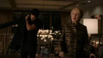 Carolina Herrera Flare Sleeve Tiger Print Cape Coat porté par Nora Radford (Kate Burton) comme on le voit dans Inventing Anna (S01E03)