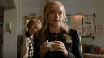 Alice + Olivia Son­ny Dress worn by Anna Delvey (Julia Garner) as seen in Inventing Anna (S01E03)