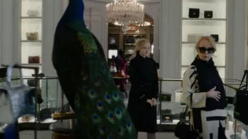 Burberry Wa­ter­loo Trench worn by Anna Delvey (Julia Garner) as seen in Inventing Anna (S01E03)