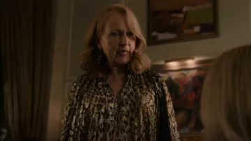 Robe Celine Cape portée par Nora Radford (Kate Burton) vue dans Inventing Anna (S01E03)