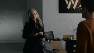 Chloé Medi­um Mar­cie Satchel worn by Anna Delvey (Julia Garner) as seen in Inventing Anna (S01E03)