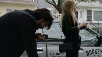 Saint Laurent Kate Medi­um Chain Bag worn by Anna Delvey (Julia Garner) as seen in Inventing Anna (S01E03)