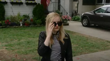 Fendi Over­sized Sun­glass­es FF 0137/S worn by Anna Delvey (Julia Garner) as seen in Inventing Anna (S01E03)