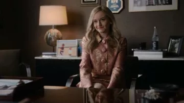 Dolce & Gabbana Bro­cade Cropped Jack­et worn by Anna Delvey (Julia Garner) as seen in Inventing Anna (S01E03)