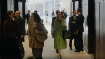 Celine Mi­ni Lug­gage Hand­bag worn by Anna Delvey (Julia Garner) as seen in Inventing Anna (S01E04)