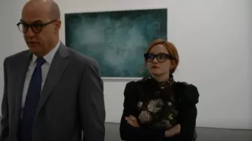 Dolce & Gabbana Flo­ral Puff Sleeve Jack­et worn by Anna Delvey (Julia Garner) as seen in Inventing Anna (S01E04)