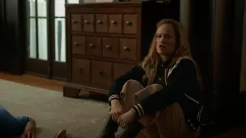 Madre La chaqueta Western Varsity Bomber usada por Angie Polaski (Erika Christensen) como se ve en Will Trent (S01E11)