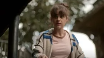 Zadig & Voltaire Geo Intarsia Cardigan con cinturón usado por Rosa (Bevin Bru) como se ve en Will Trent (S01E11)