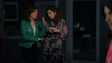 Bar III Vestido de cuello de corbata Mini con estampado floral usado por Joanna Gold (Vanessa Bayer) como se ve en I Love That for You (S01E01)