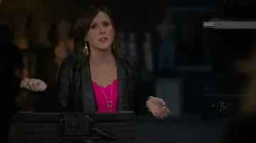 Guess Shayna Drape Chaqueta de cuero usada por Jackie (Molly Shannon) como se ve en I Love That for You (S01E01)