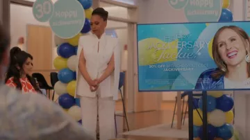 Bcbgmaxazria Upas Cape usada por Patricia (Jenifer Lewis) como se ve en I Love That for You (S01E02)