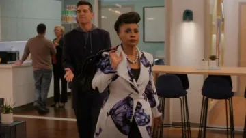 YSL Sac De Jour Thin Large en cuero con relieve de cocodrilo usado por Patricia (Jenifer Lewis) como se ve en I Love That for You (S01E03)