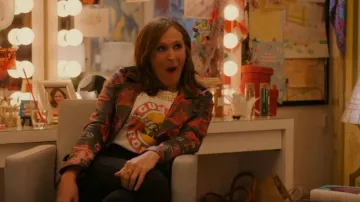 Roberto Cavalli Veste en cuir tulipe perroquet portée par Jackie (Molly Shannon) comme on le voit dans I Love That for You (S01E03)