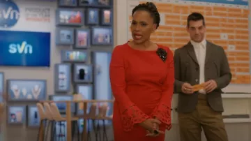Rickie Freeman Lace Cuff Sheath Dress de Teri Jon usado por Patricia (Jenifer Lewis) como se ve en I Love That for You (S01E04)