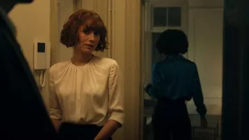 Hugo Boss Banora Chemisier en soie stretch porté par Anna Barton (Charlie Murphy) vu dans Obsession (S01E02)